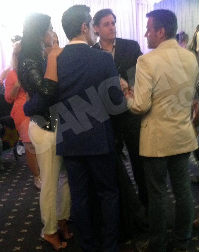 De la spate, vedeta este greu de recunoscut, din cauza rotunjimilor pe care le-a capatat in ultima vreme