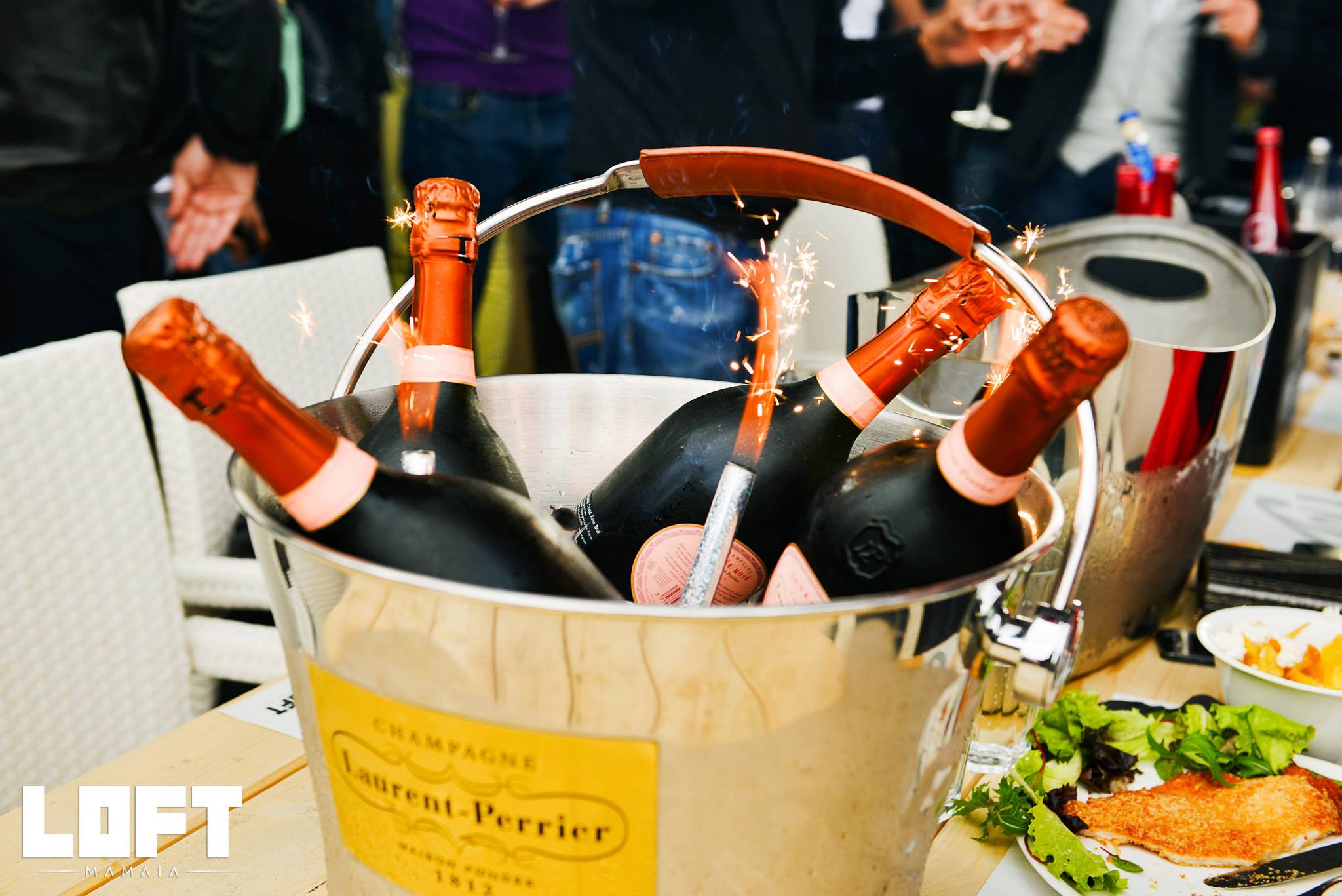 Mesele tinerilor din Dubai au fost pline cu sampanie de cea mai buna calitate