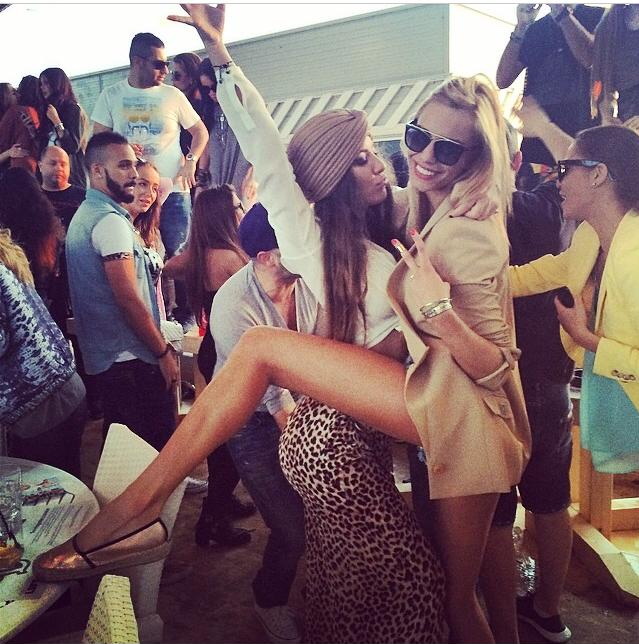 Baietii se distreaza alaturi de