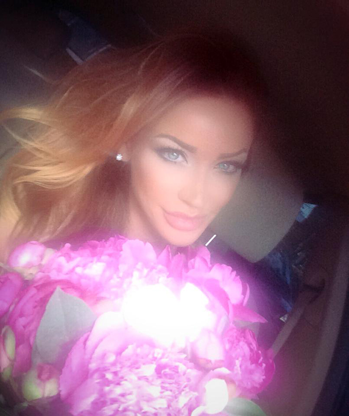 Bianca este foarte incantata de un buchet imens de flori pe care l-a primit