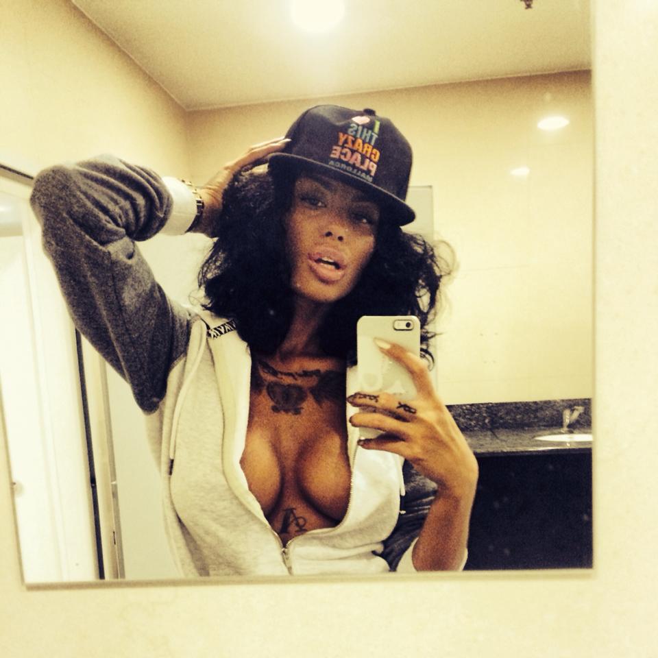 Tanara incearca sa se faca remarcata in vreun fel