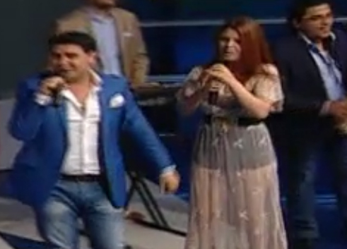 Laura Vass, alaturi de Sorin Copilul de Aur, cantand melodia care i-a consacrat