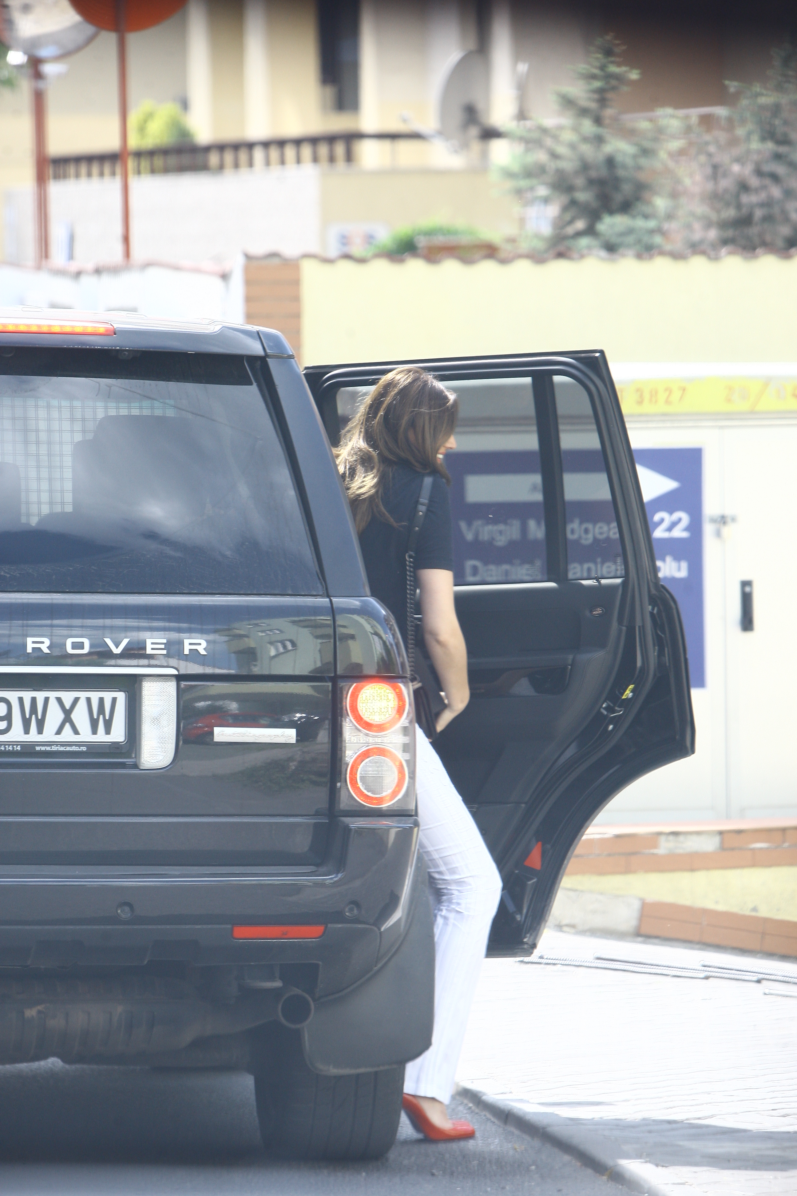 Valentina i-a cerut soferului sau ca in drum spre salonul de infrumusetare s-o lasa acasa si pe prietena ei