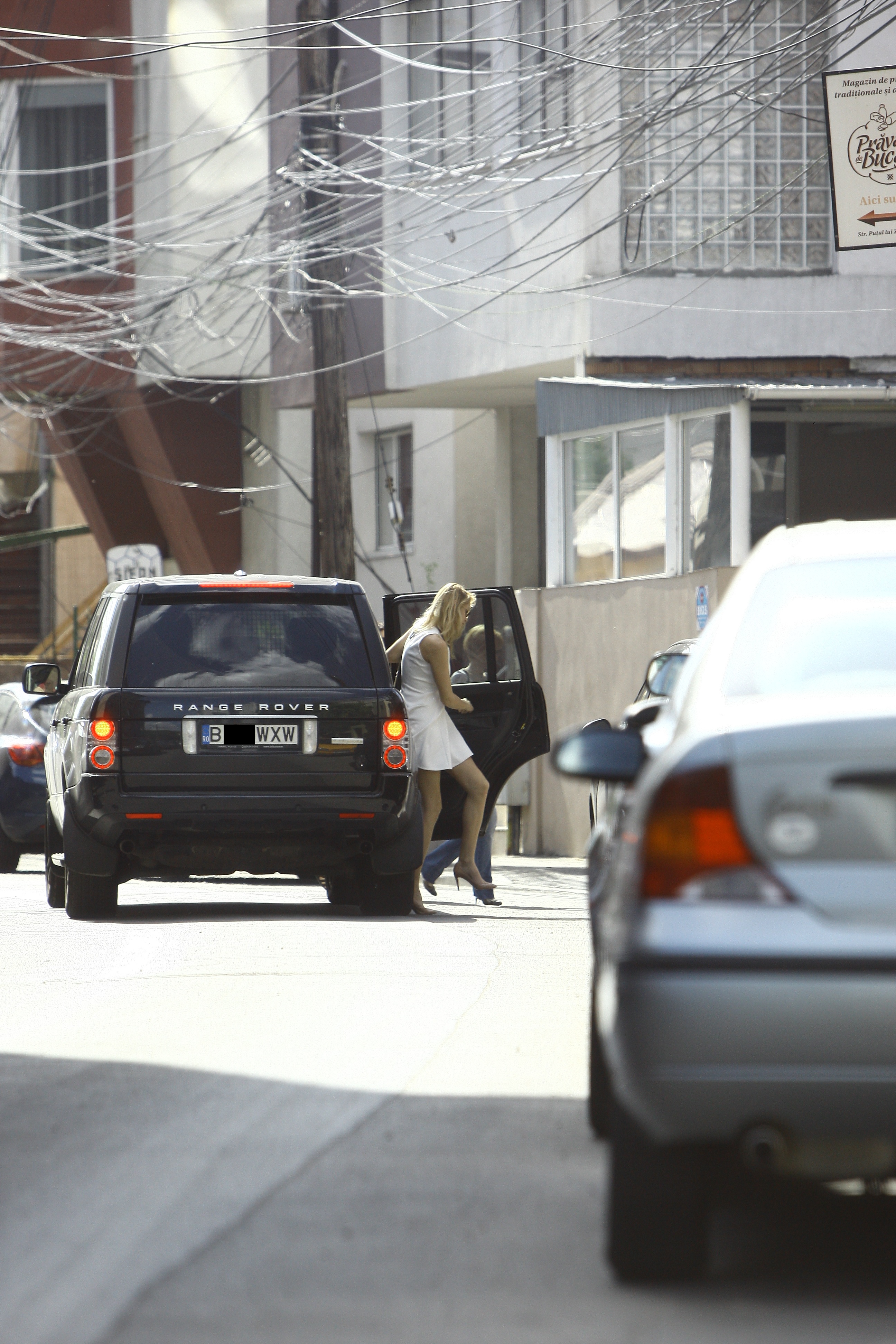 Cand Valentina a coborat din masina, rochia foarte scurta i-a dat ceva batai de cap