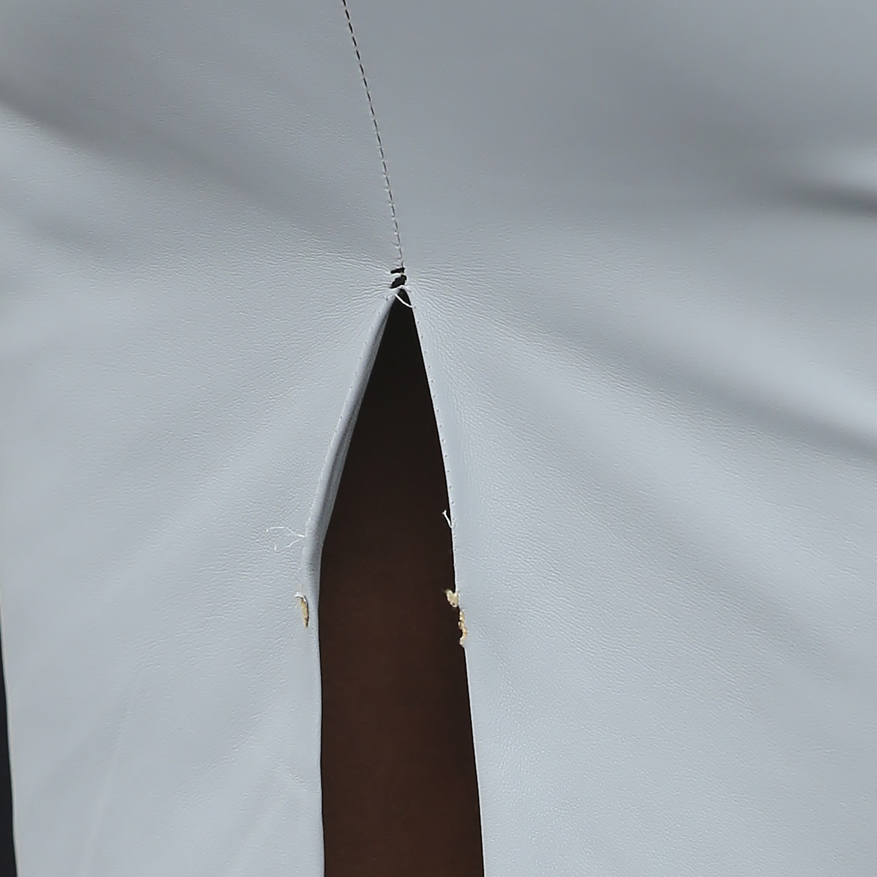 Fusta i-a crapat vedetei intre picioare