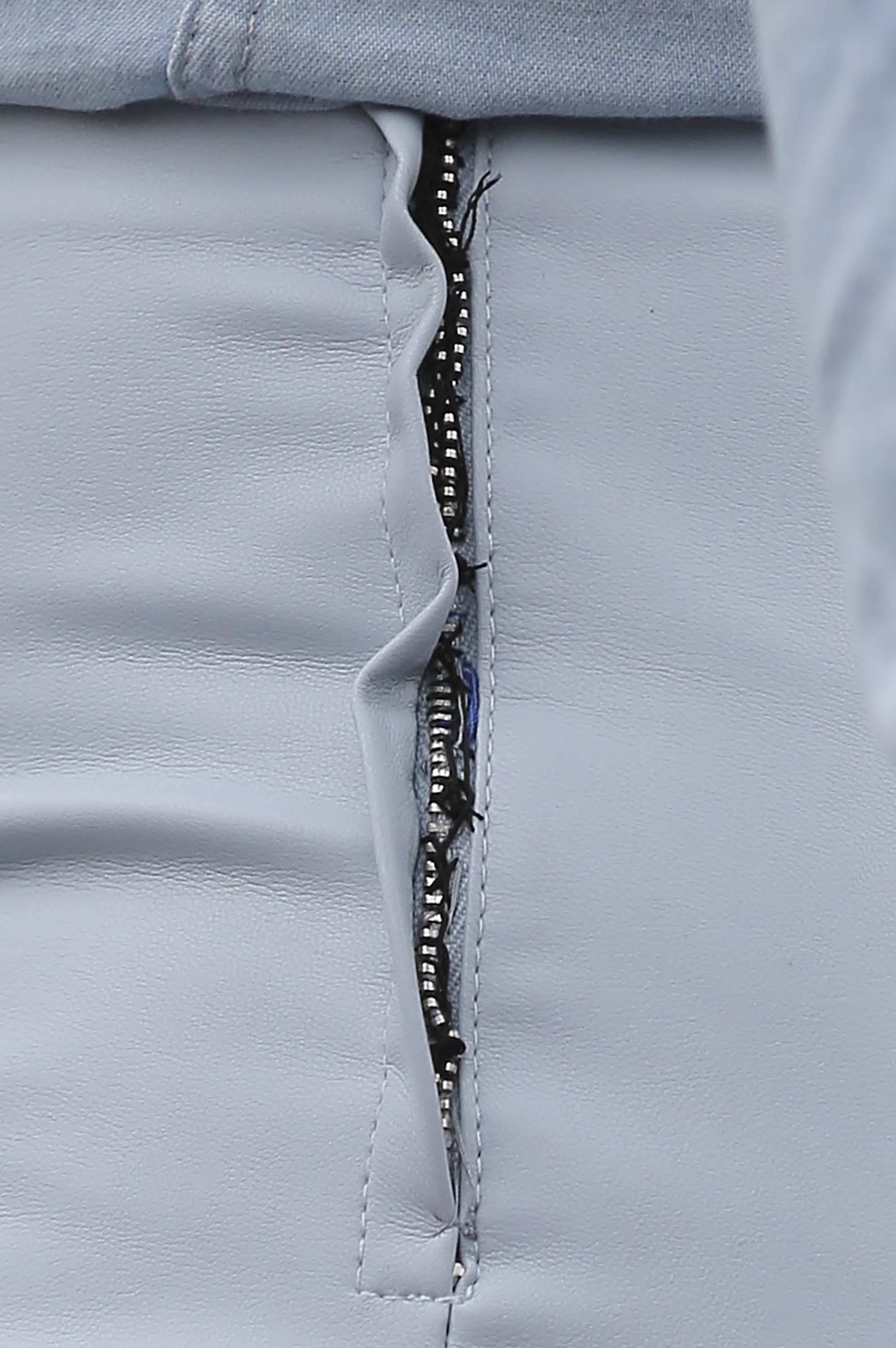 Mel B a trebuit sa isi coasa fermoarul