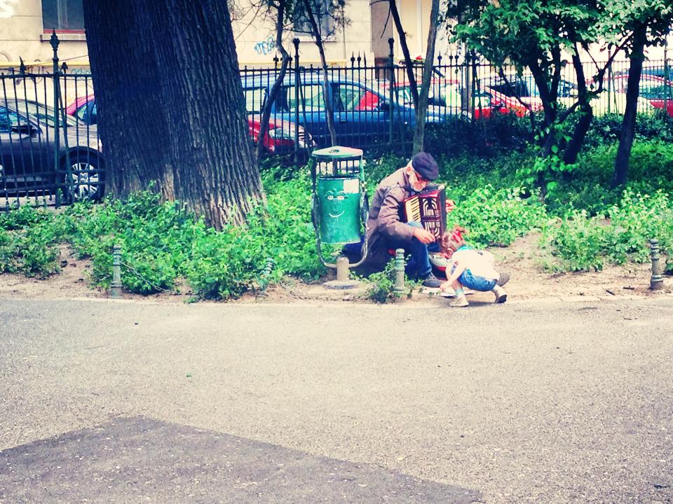 Aureliu Surulescu a fost impresionat de gestul unei fetite de a da bani unui batran acordeonist, intr-un parc