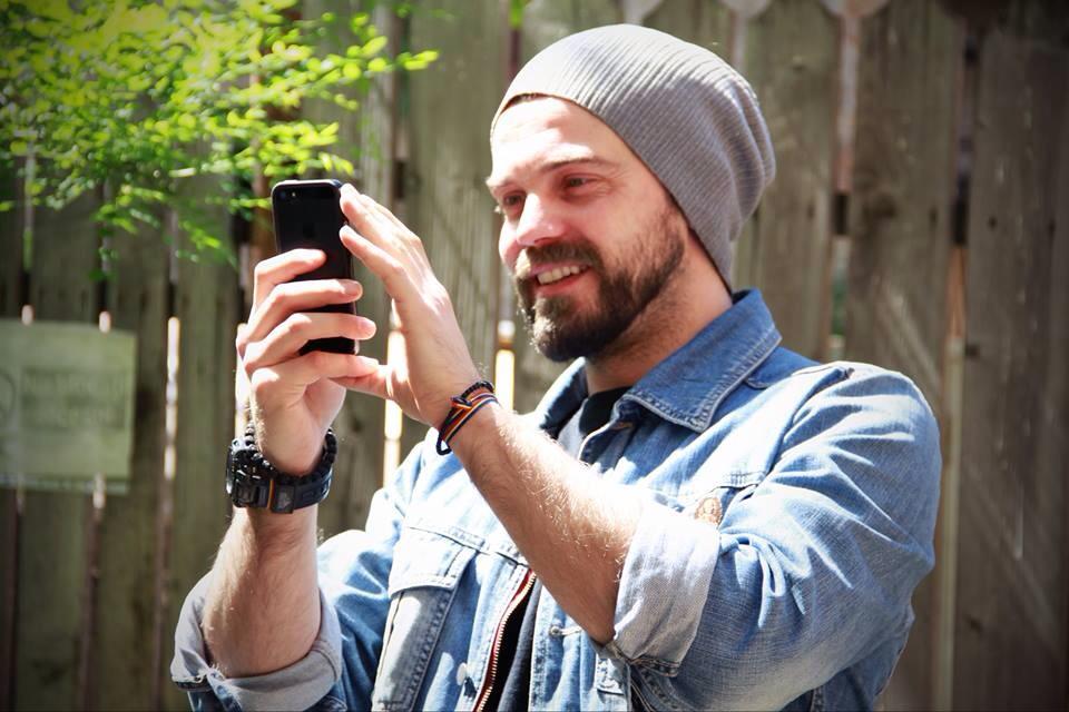 Cum a vazut fetita, actorul a scos imediat telefonul si a imortalizat momentul