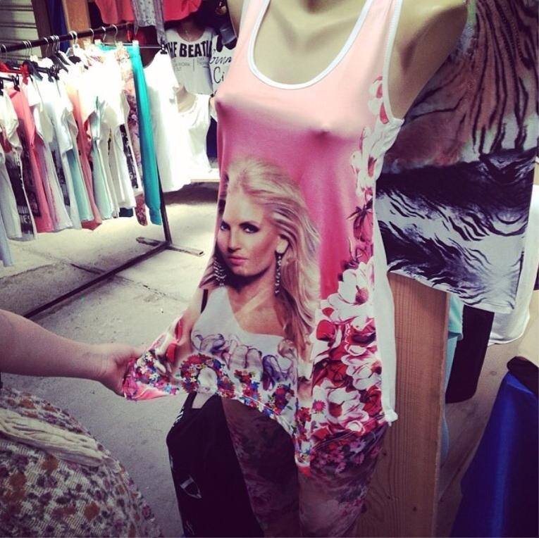 Andreea Banica s-a infuriat la culme atunci cand a vazut ca exista pe piata bluze cu chipul ei