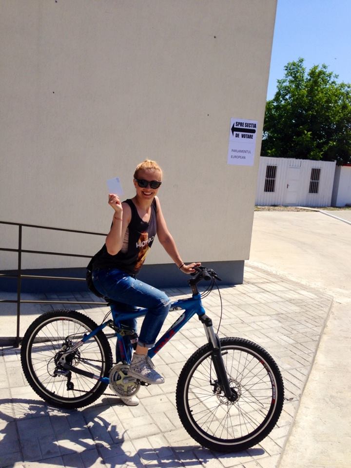 Vedeta s-a dus la vot pe bicicleta