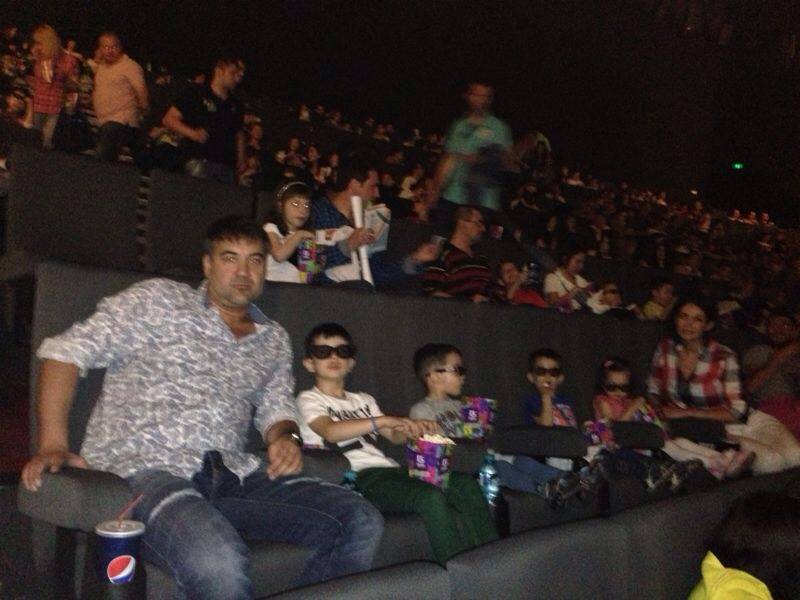 Nicoleta Luciu si micutii ei au umplut un rand intreg in sala de cinema