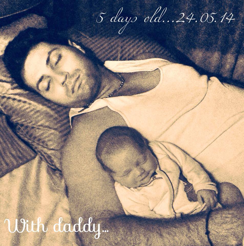 Celia si-a surprins partenerul in timp ce dormea, alaturi de bebelusul lor