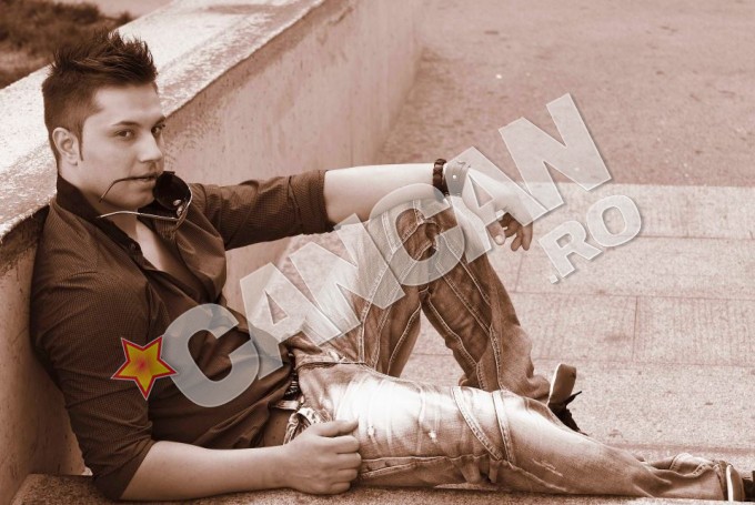 Mircea pozeaza intr-un crai