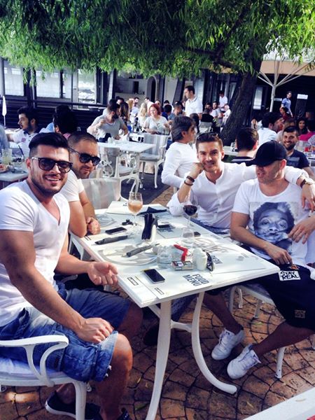 Victor si prietenii sai au purtat la unison tricouri si camasi albe