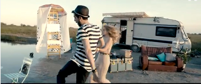 Cei doi par ca se simt foarte bine impreuna. Amandoi zambesc fericiti