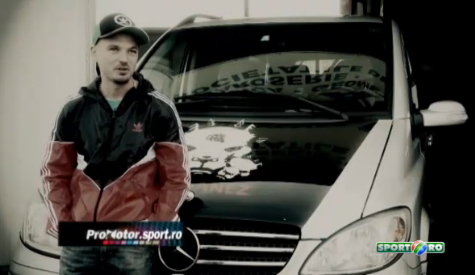 Puya conduce un Mercedes Viano