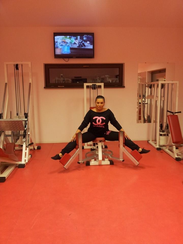 Bruneta a slabit cu mult sport si un regim fara dulciuri si paine