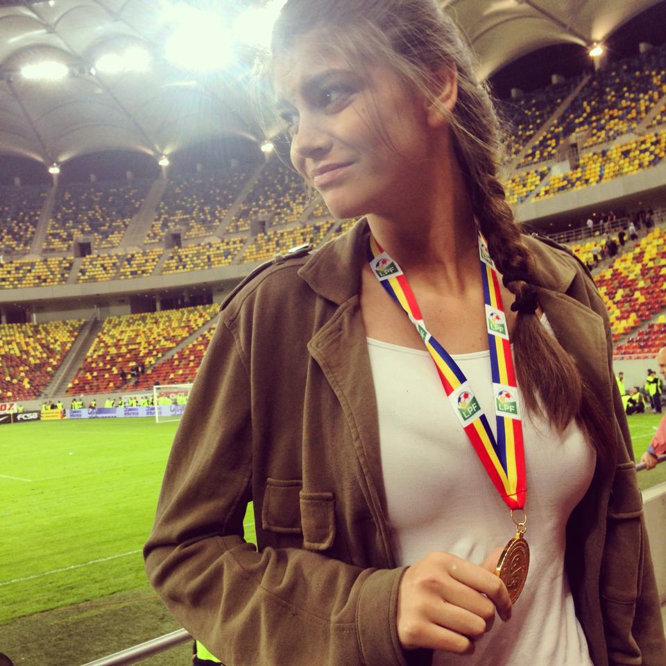 Laura s-a pozat cu medalia de campion a iubitului ei