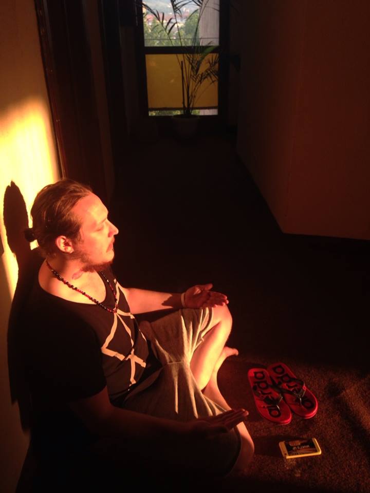 Inainte de concerte si sesiunile din studio, What's Up mediteaza in postura croitorului