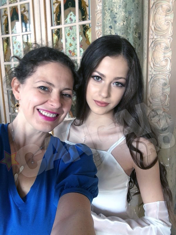 Astazi, Gloria si-a insotit mama la mare, pentru o sedinta foto