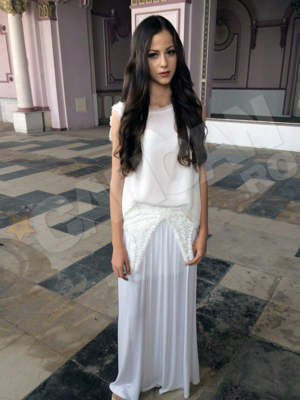 Special pentru sedinta foto a mamei ei, Gloria a imbracat o rochie alba, ca de mireasa