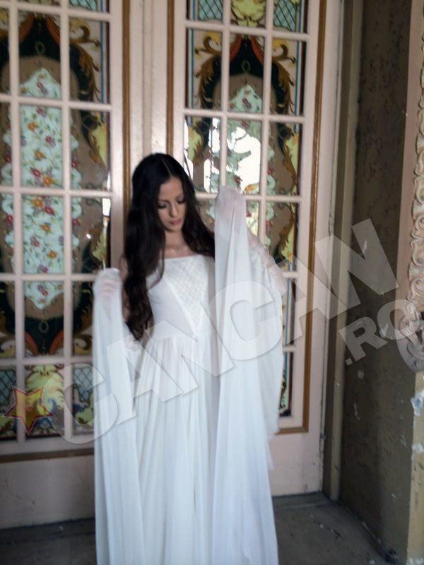 Tanara a pozat intocmai ca un model cu ani buni de experienta