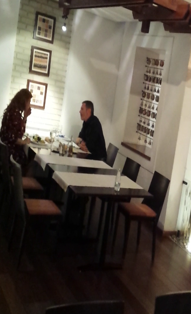 Mihaela si barbatul care a insotit-o au baut vin alb si apa minerala