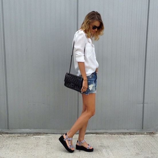 Blondina pare sa fie coplesita de statutul de mama singura