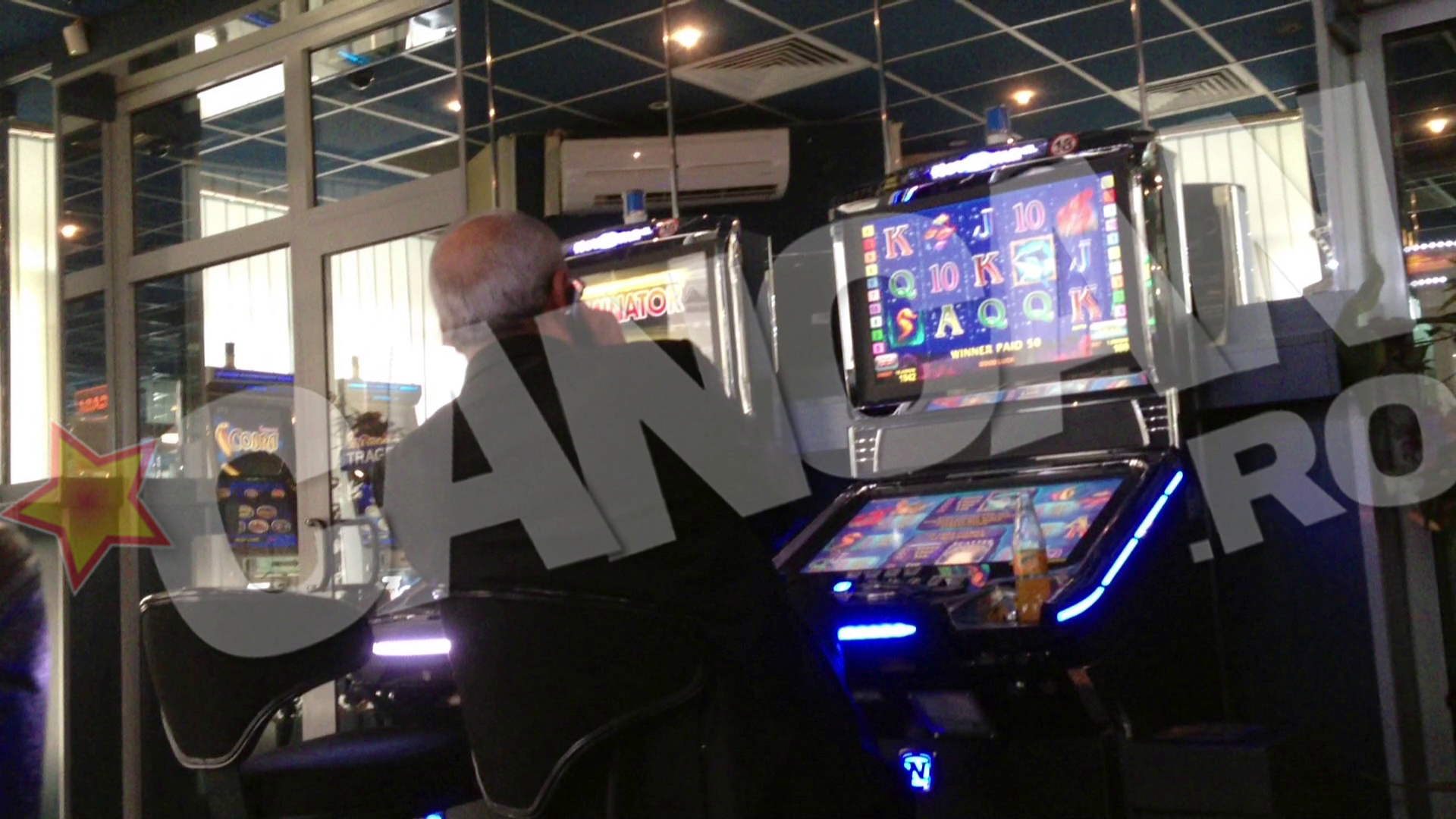 Lautarul s-a relaxat pe scaunul comod, departe de galagia de acasa