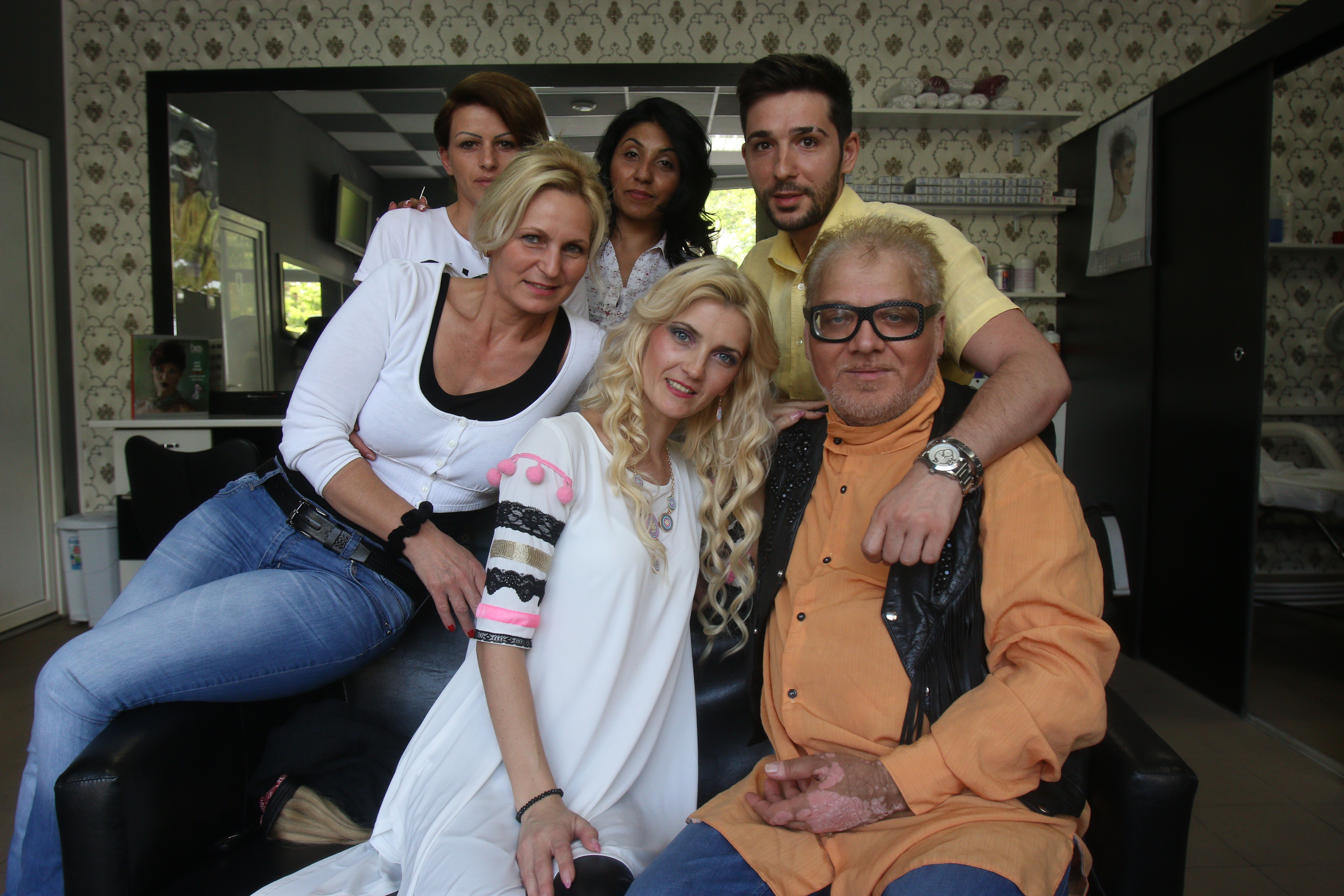 Marian, alaturi de Vioricas si echipa salonului sau