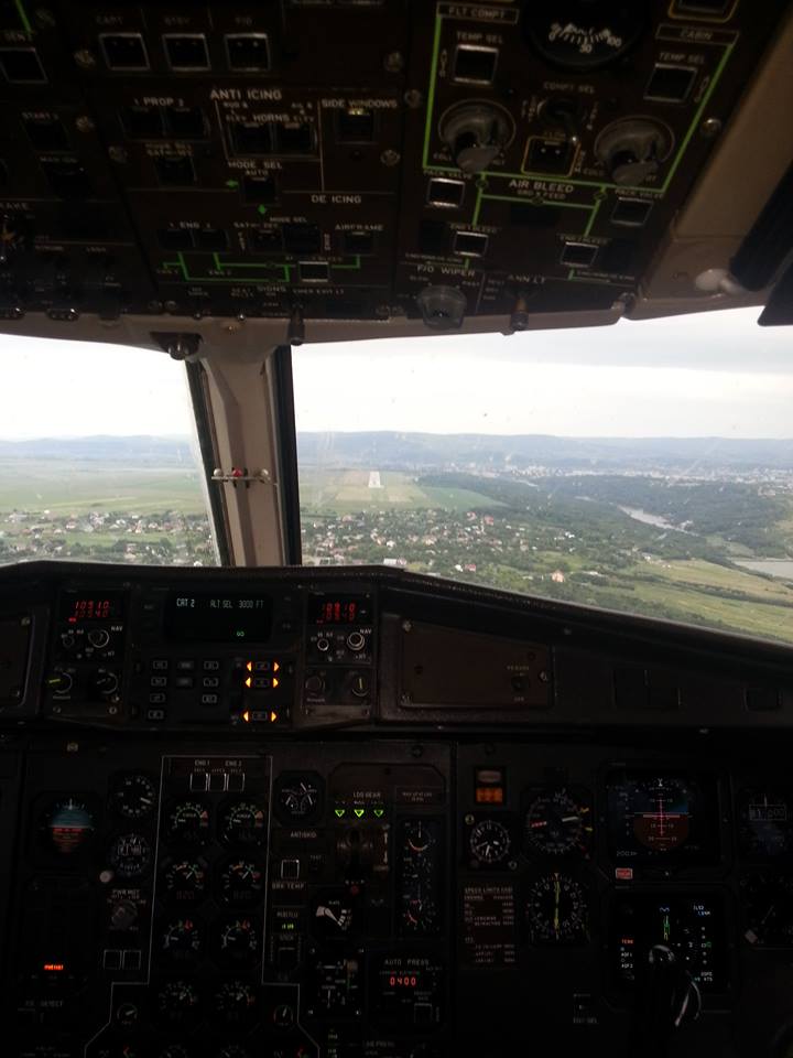 Lui Margineanu ii place sa faca poze de la bordul avioanelor pe care le piloteaza