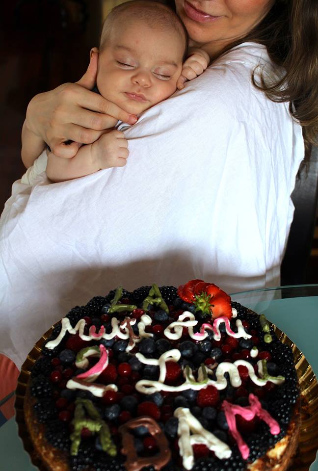 Anna i-a pregatit micutului ei un tort prin care ii ureaza 