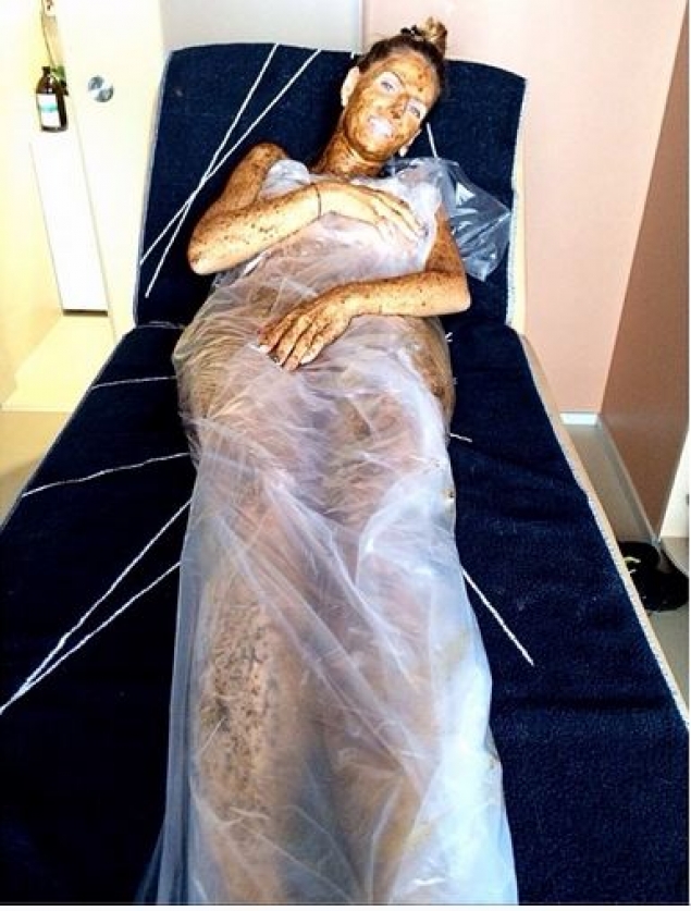 Andreea Banica si-a ingrozit fanii cu aceasta imagine de la salonul de bronzare cu henna