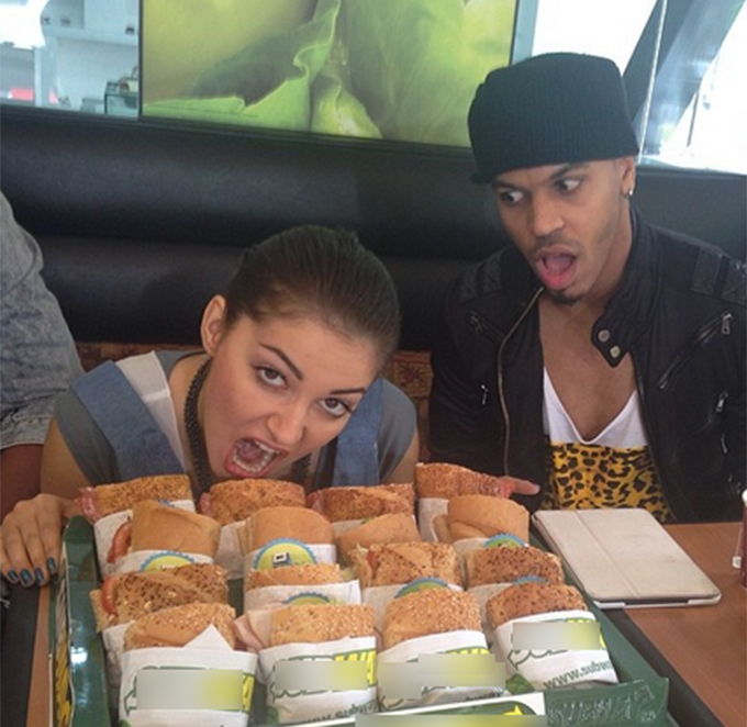 Elena Ionescu a comis un pacat capital in domeniul dietelor si s-a pozat in fata unui platou plin cu sandvisuri