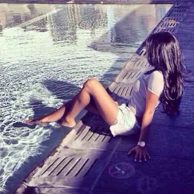 Bijou a profitat de vacanta din Franta si s-a relaxat la piscina