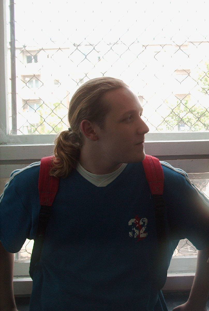 In liceu, What's Up avea plete si nu purta ochelari