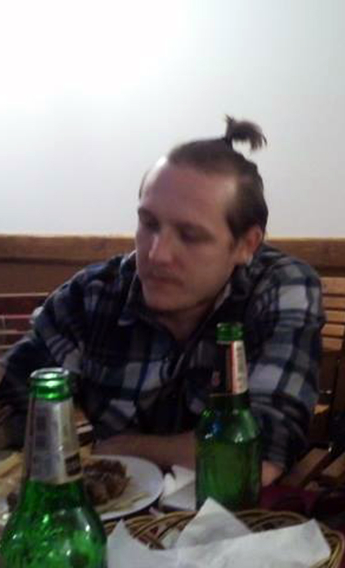 Cu mot in frunte, artistul este extrem de haios