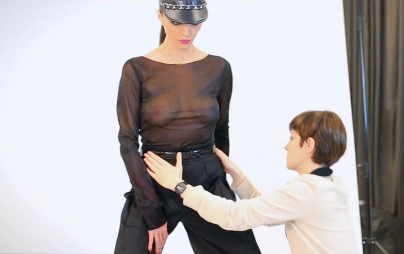 Cosmina nu a avut nicio retinere in a-si arata inca o data sanii