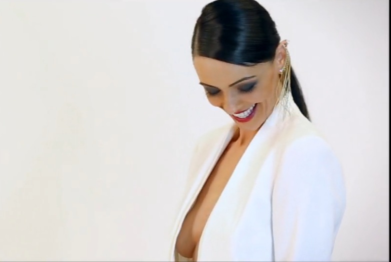 Cosmina a lasat ca pe sub sacoul alb sa i se vada discret sanul