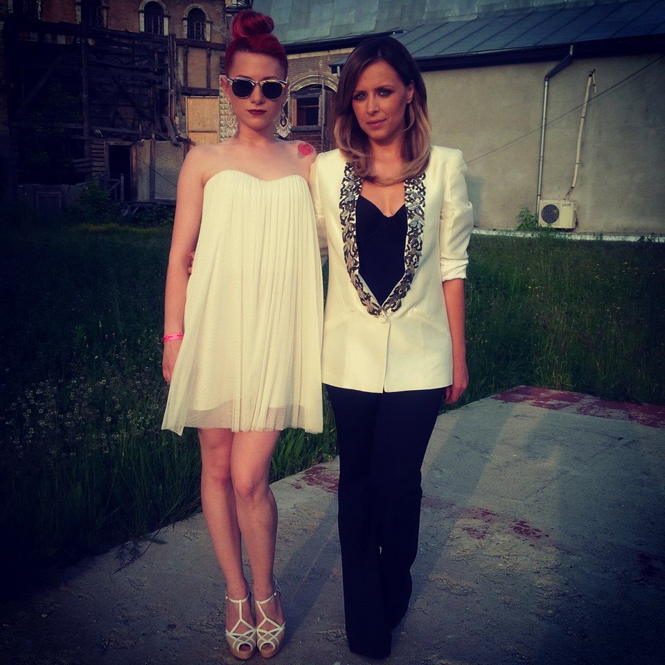 Alinuta, alaturi de colega ei de trupa, Madalina