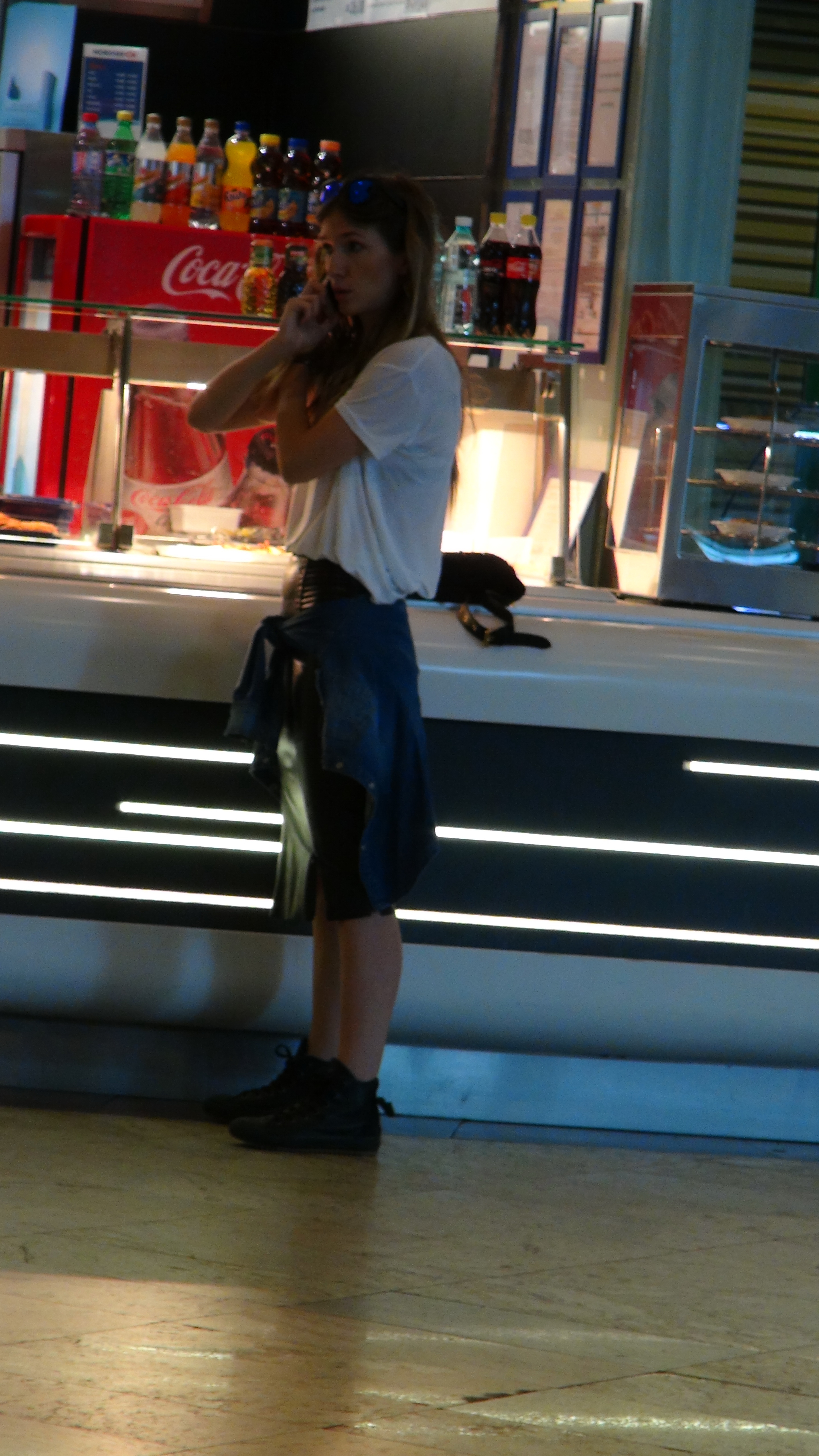 Adela merge la un fast-food dintr-un mall, unde se gandeste cateva minute, inainte de a comanda