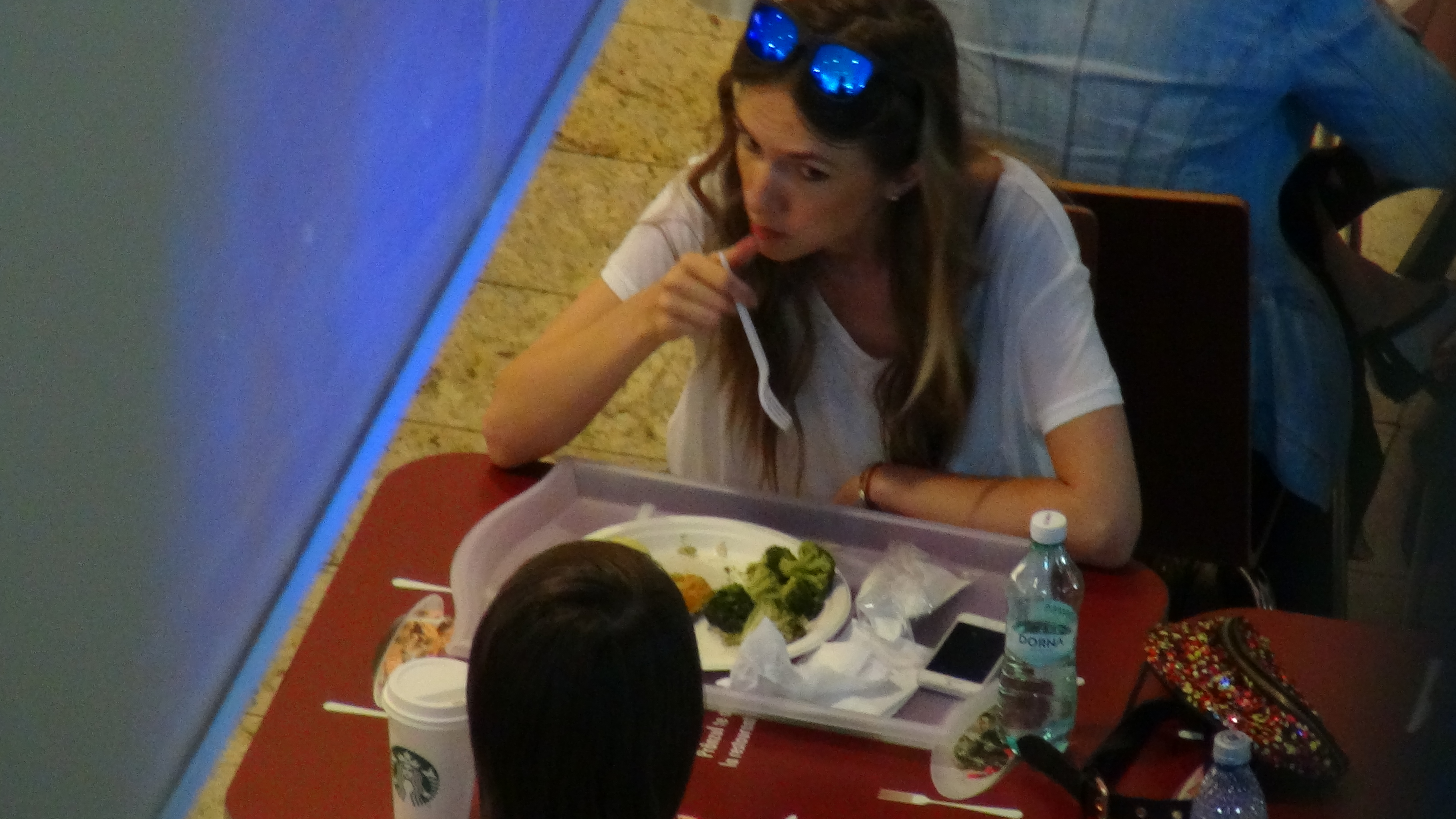 Blondina infuleca broccoli cu peste la gratar