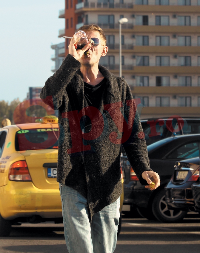 Doar cu o tigara si o sticla de suc isi mai alina Mircea supararile