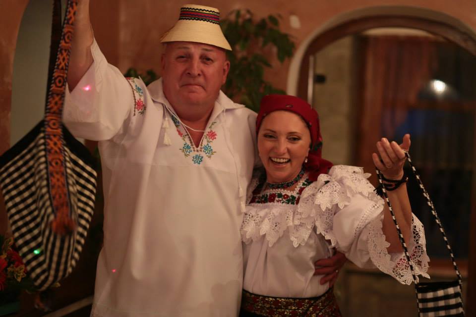 Bebe Cotimanis si Florina, sotia lui, s-au imbracat in straie populare