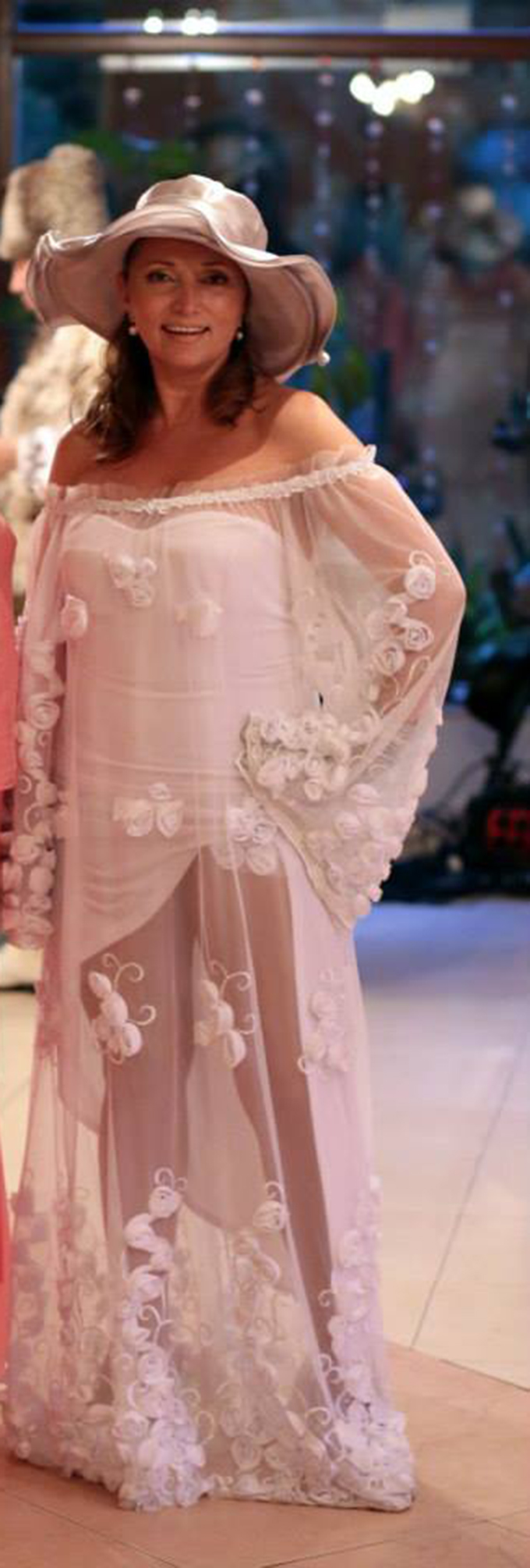 Sotia lui Cotimanis a ales sa poarte o rochie de mireasa foarte originala