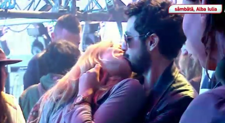 Compozitorul a sarutat-o cu patima pe iubita lui in vazul tuturor