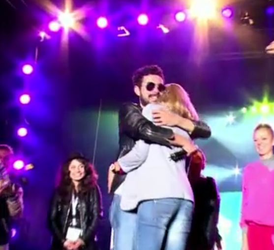 Moga a imbratisat-o pe Bianca chiar pe scena, in vazul tuturor