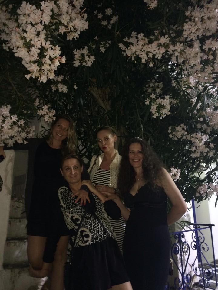 Vedeta s-a distrat pe cinste cu prietenele ei