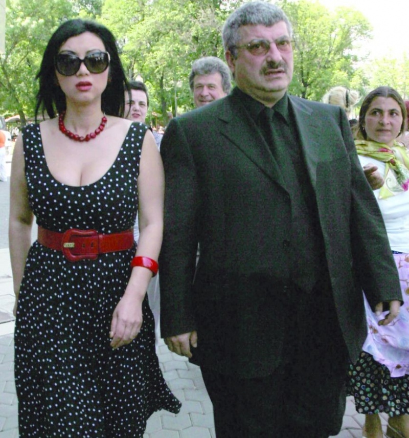 Adriana Bahmuteanu si Silviu Prigoana se tachineaza si in actele oficiale