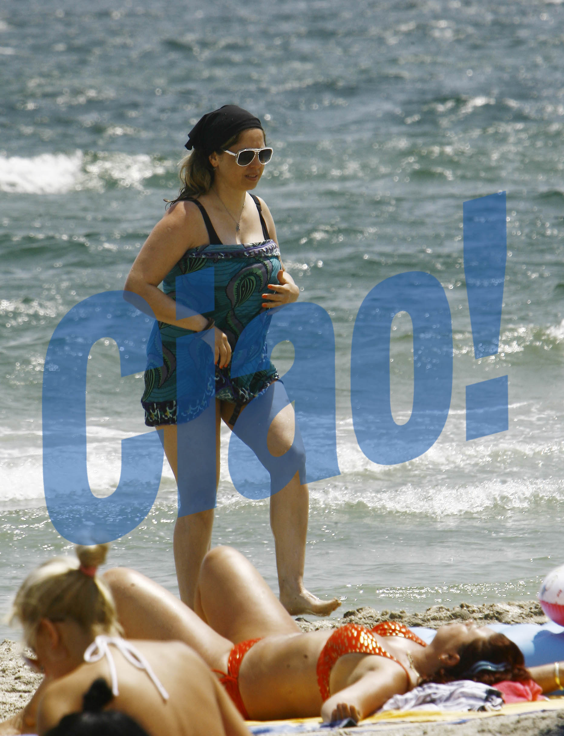 Si Anca Badiu are probleme cu kilogramele, asta insa nu o impiedica sa se dezbrace pe plaja. Cel putin pe jumatate